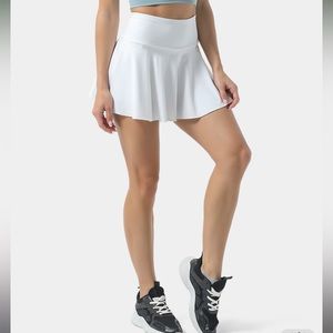 HALARA white pleated skirt